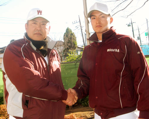 早大の新監督に就任する小宮山氏(左)と新主将の加藤(撮影・古川真弥)