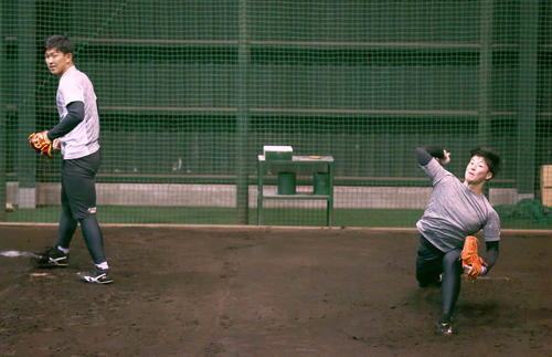 ブルペンで投球する日本ハム吉田輝星（右）と柿木蓮（2019年1月18日撮影）