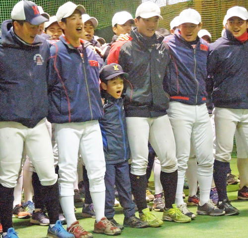 慶大の部員と肩を組んで、応援歌「若き血」を歌う勇志君(左から3人目)(撮影・古川真弥)