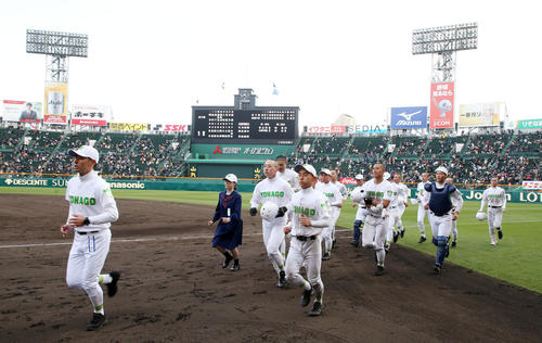 札幌大谷に敗れ応援団にあいさつした米子東ナインはベンチへ引き揚げる（撮影・加藤哉）