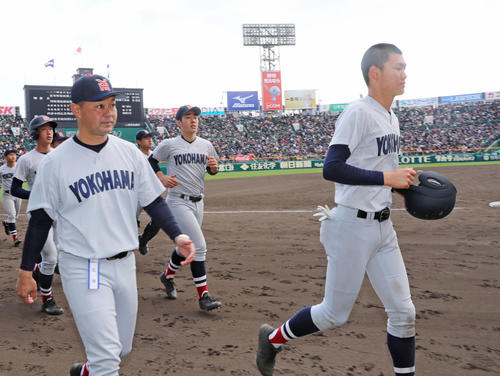 明豊対横浜 応援団へのあいさつを終え引き揚げる横浜・平田監督(左)、エース及川(右)(2019年3月24日撮影)