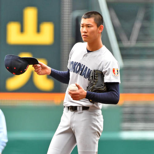 横浜対明豊 3回途中で5安打5失点で右翼の守備に就く及川(2019年3月24日撮影)