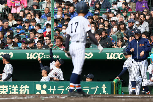 先制点を挙げ盛り上がる熊本西ナイン（撮影・上山淳一）