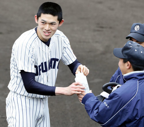 大船渡・佐々木はドリンクを手渡され笑顔を見せる(2019年3月31日)