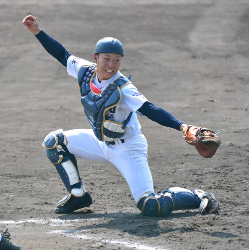 シート打撃の守備で本塁を守る中京学院大中京・藤田健斗捕手（撮影・清水貴仁）