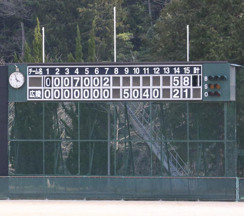 広陵のグラウンドのスコアボードには神宮大会で星稜に敗れた時のスコアが掲げられていた