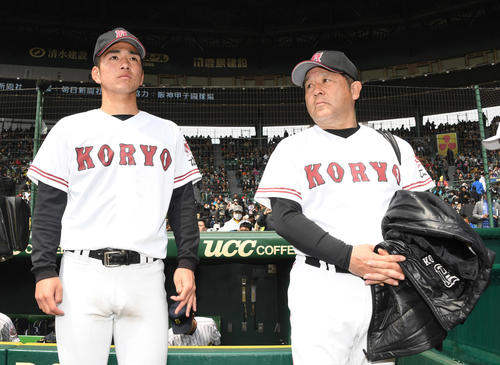 東邦対広陵　東邦に負け渋い表情を見せる広陵・中井監督（右）と河野（2019年3月30日撮影）