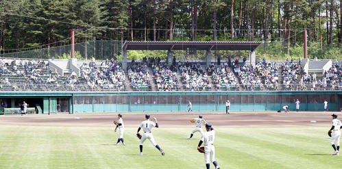 大船渡の佐々木(中央)を見ようとスタンドには大勢の客が集まった(2019年5月18日撮影)