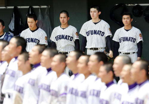 釜石にサヨナラ負けで初戦敗退を喫した大船渡・佐々木(中央奥)は、表情を隠して相手を見つめる(2019年5月18日撮影)