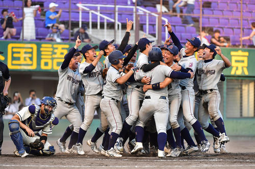 26日、関西学生野球　同大対立命大　優勝し歓喜する立命大ナイン