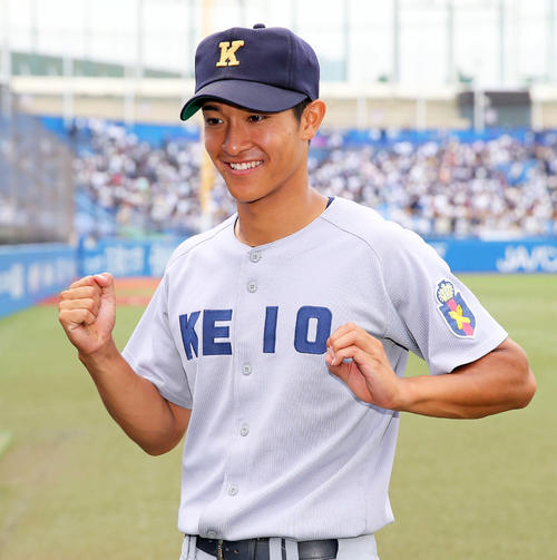 リーグ通算100安打を達成した慶大・柳町達は試合後KE「IO」に0をつけて100安打ポーズを見せる(撮影・河野匠)
