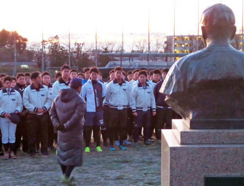 島岡吉郎氏の銅像前で新年のミーティングを行う明大ナイン（2019年1月7日撮影）