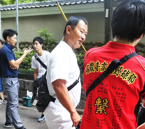 試合後にOBと話す高蔵寺・安藤監督（撮影・柏原誠）