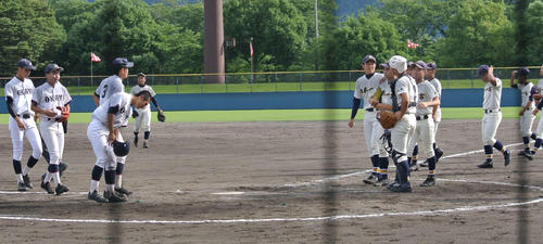 サヨナラ勝利し、整列する岡谷南ナイン（左）（撮影・井上真）