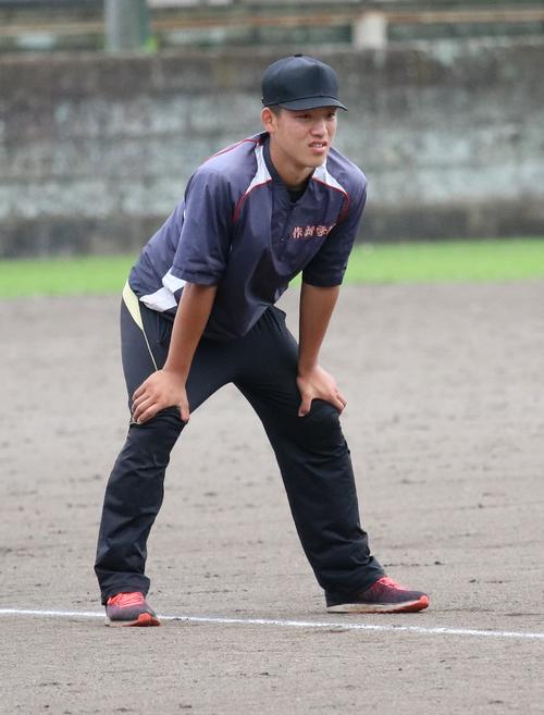 練習試合で審判をする作新学院・黒鵜（撮影・佐藤勝亮）