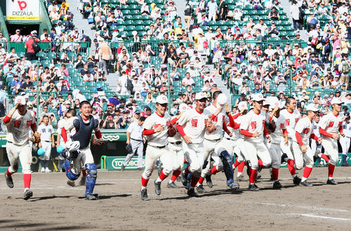 勝利しアルプススタンドへ駆けだす智弁和歌山ナイン（撮影・足立雅史）