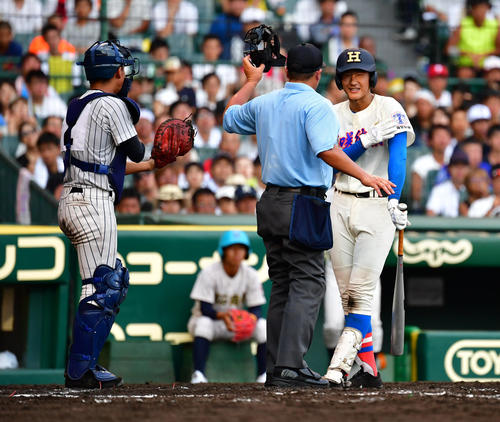 11日、花咲徳栄対明石商　7回表花咲徳栄1死、体に投球を受けるも死球ではないことを主審に伝える菅原