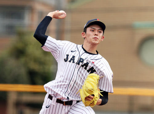 駒大との練習試合の9回に登板し、最後を締めた佐々木朗希（撮影・垰建太）