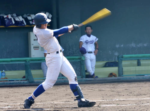 秋季大阪大会1回戦の八尾北戦で2ランを放つ履正社の関本勇輔主将（2019年9月7日撮影）