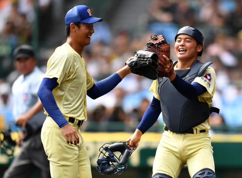 履正社との決勝戦でタッチを交わす星稜・奥川（左）と山瀬（2019年8月22日）