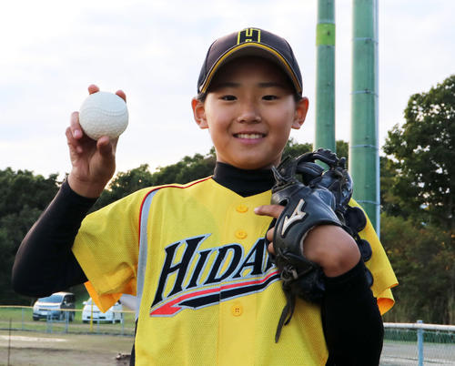 ボールを手に笑顔を見せるJBC日高ブレイヴの飯泉さん(撮影・山崎純一)