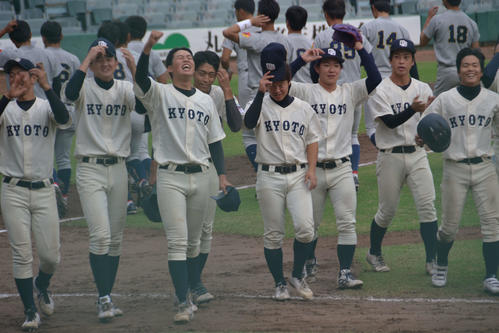 関学大を下し、5年ぶりに勝ち点を挙げて喜ぶ京大ナイン