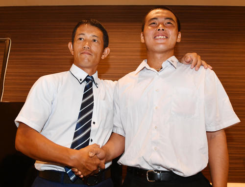 星稜・山瀬慎之助（右）と林和成監督（2019年8月23日撮影）