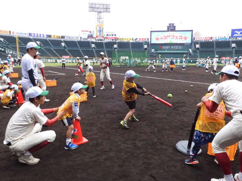 甲子園球場で行われた「甲子園キッズフェスタ」（2019年11月3日）
