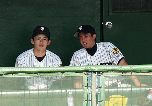 花巻東対大船渡　9回裏、ベンチで会話を交わす大船渡・佐々木朗希（左）と国保陽平監督（2019年7月25日撮影）