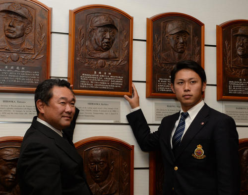 15年11月、東京6大学野球でリーグ最多となる128安打を放った明大・高山俊（右）は善波監督と共に島岡吉郎氏のレリーフの前で記念撮影