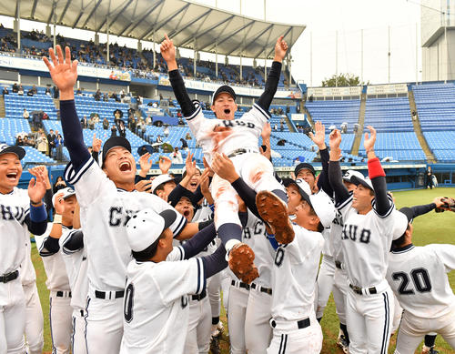 優勝し中大ナインから胴上げされる大工原壱成主将（2019年10月17日撮影）
