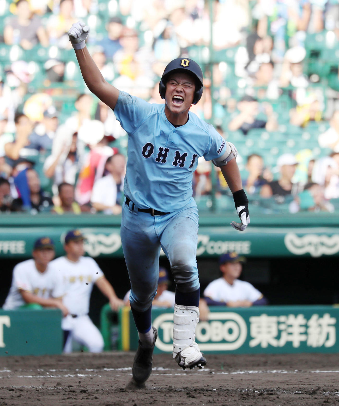 18年夏の甲子園、近江・有馬は前橋育英戦で中前にサヨナラ適時打を放ちガッツポーズで一塁へ向かう（2018年8月13日）