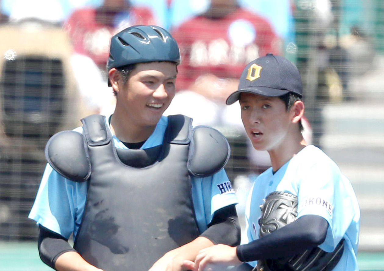 6回表東海大相模2死二塁、近江エース林（右）は本間に中前適時打を打たれ5点目を失い苦しい表情を見せる。左は捕手有馬（2019年8月11日撮影）
