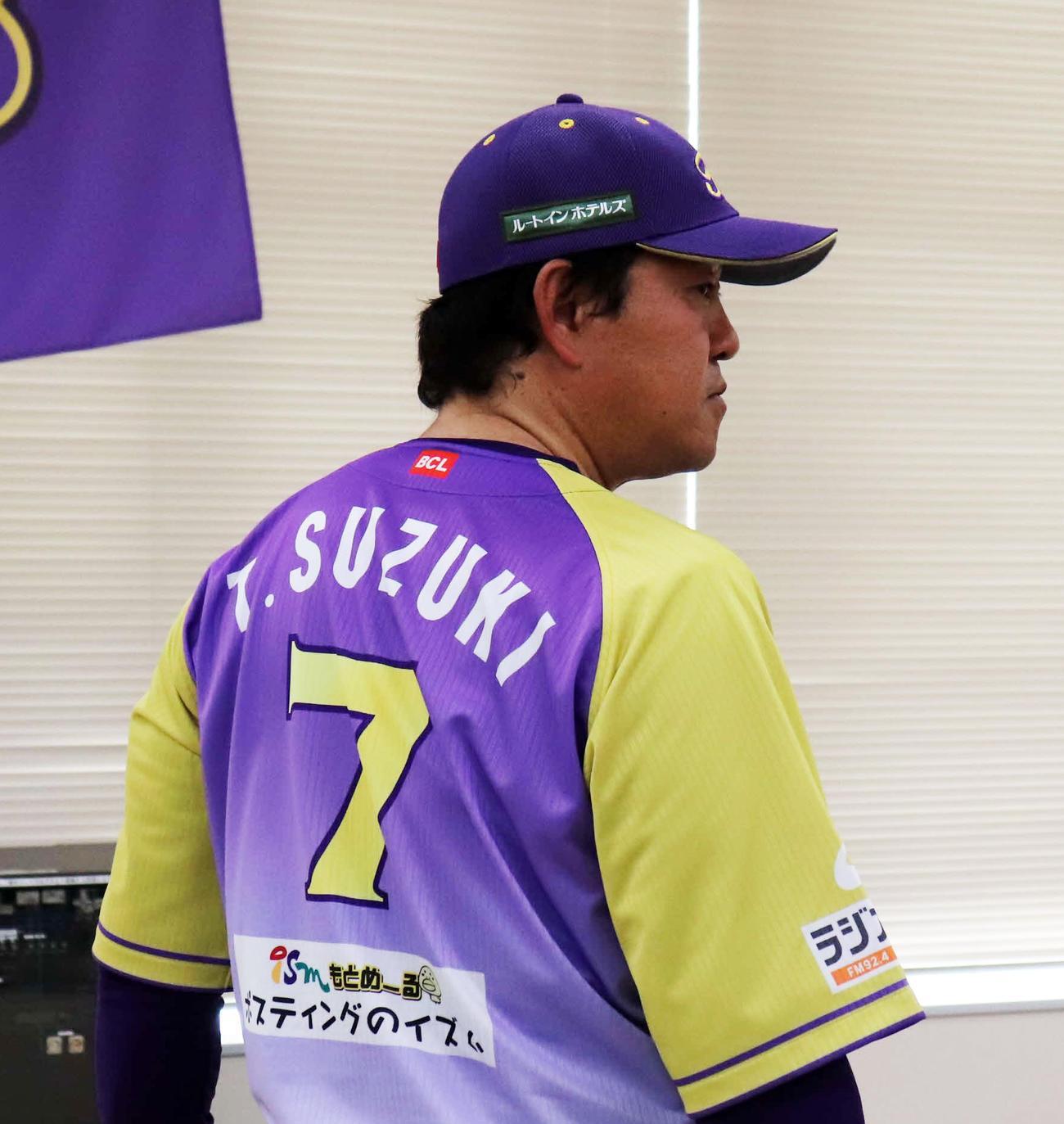 新チーム体制発表記者会見に出席し、背番号7を披露するBC神奈川鈴木尚典監督（撮影・湯本勝大）