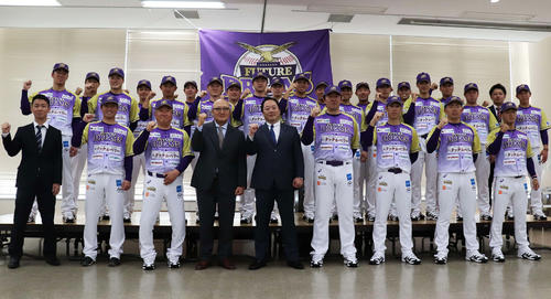 新チーム体制発表記者会見に出席したBC神奈川・鈴木尚典監督(前列右から4人目)と選手、コーチたち(撮影・湯本勝大)