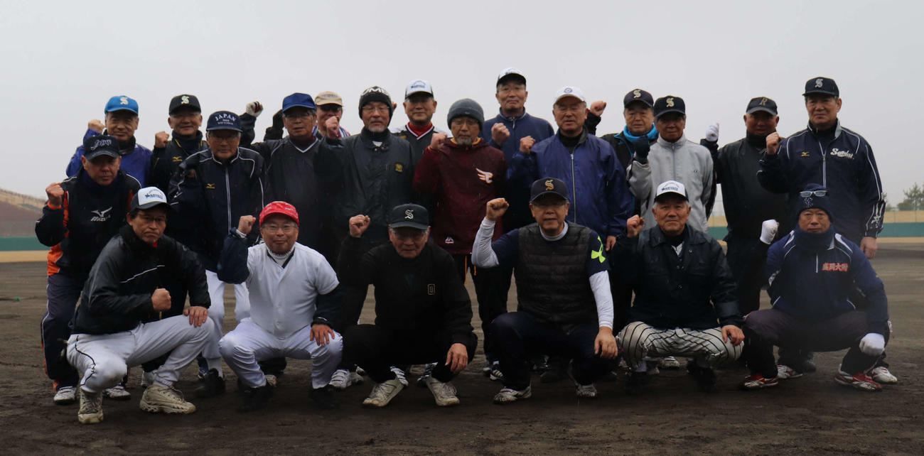 野球を楽しむ還暦野球チーム「オール仙台」の選手たち（撮影・湯本勝大）