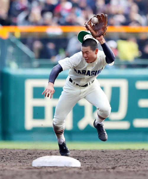 19年3月24日、日章学園戦で打球を好捕する習志野・角田