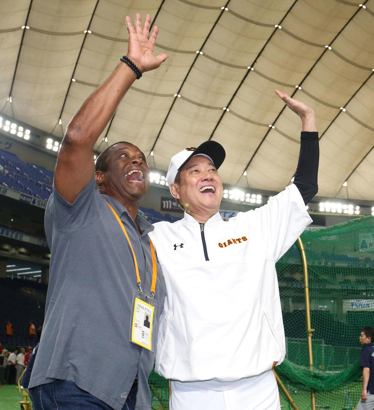 クロマティ氏（左）とポーズを決める巨人原辰徳監督（2019年7月31日）