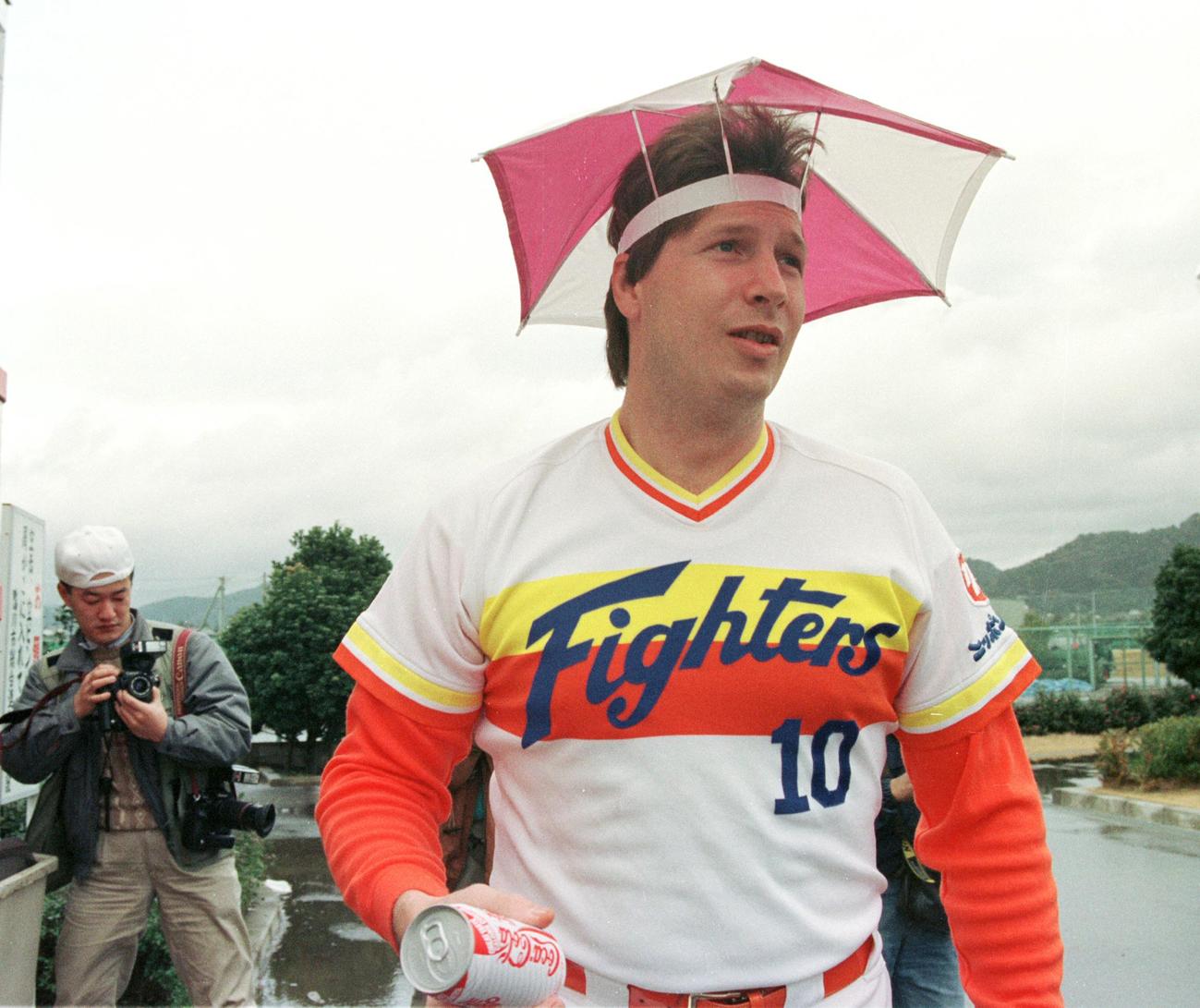 雨模様に傘のかぶり物をしてあらわれた日本ハム時代のマット・ウインタース氏（1992年2月4日）
