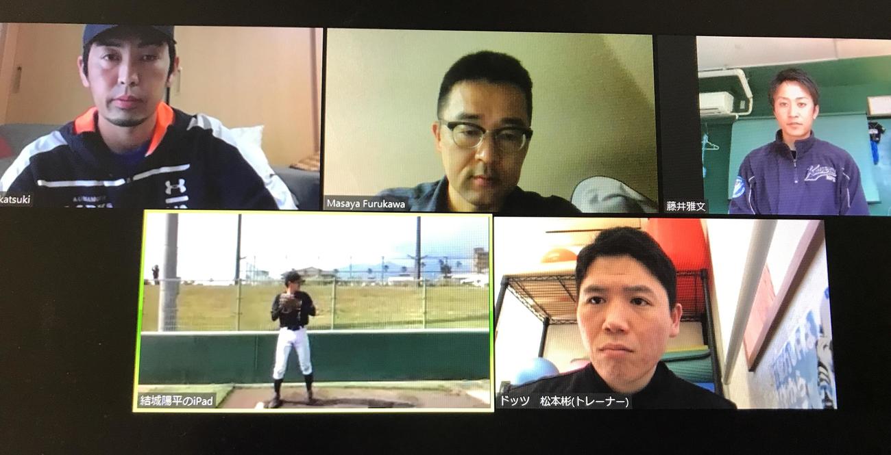左上から時計回りに、香月さん、記者、藤井監督、松本トレーナー、結城投手