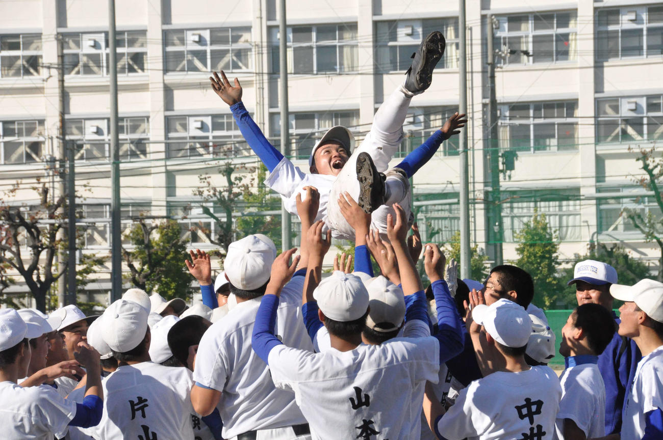 マシンガンノックを耐えきった尼崎工・近藤主将はナインから胴上げされる