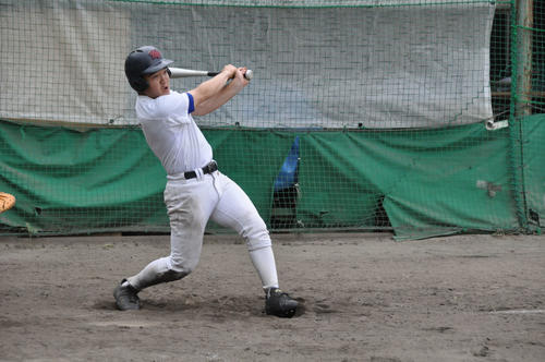 尼崎工の近藤翔馬主将（3年）はシート打撃で右中間へ二塁打を放つ