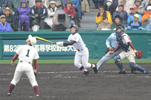 10年3月、高知戦の7回、甲子園球場で右越え本塁打を放つ神港学園時代の伊藤諒介さん
