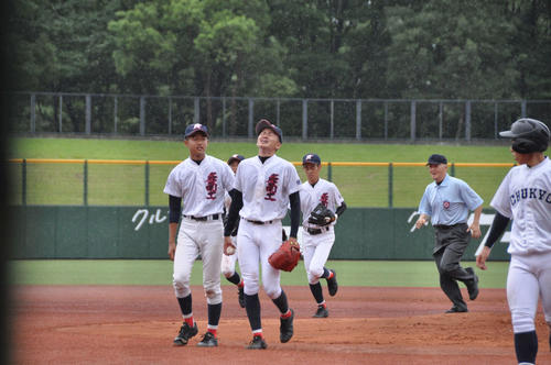7月4日、8回コールドゲームが決まり、名南工の武藤翔輝投手（3年）は空を見上げる
