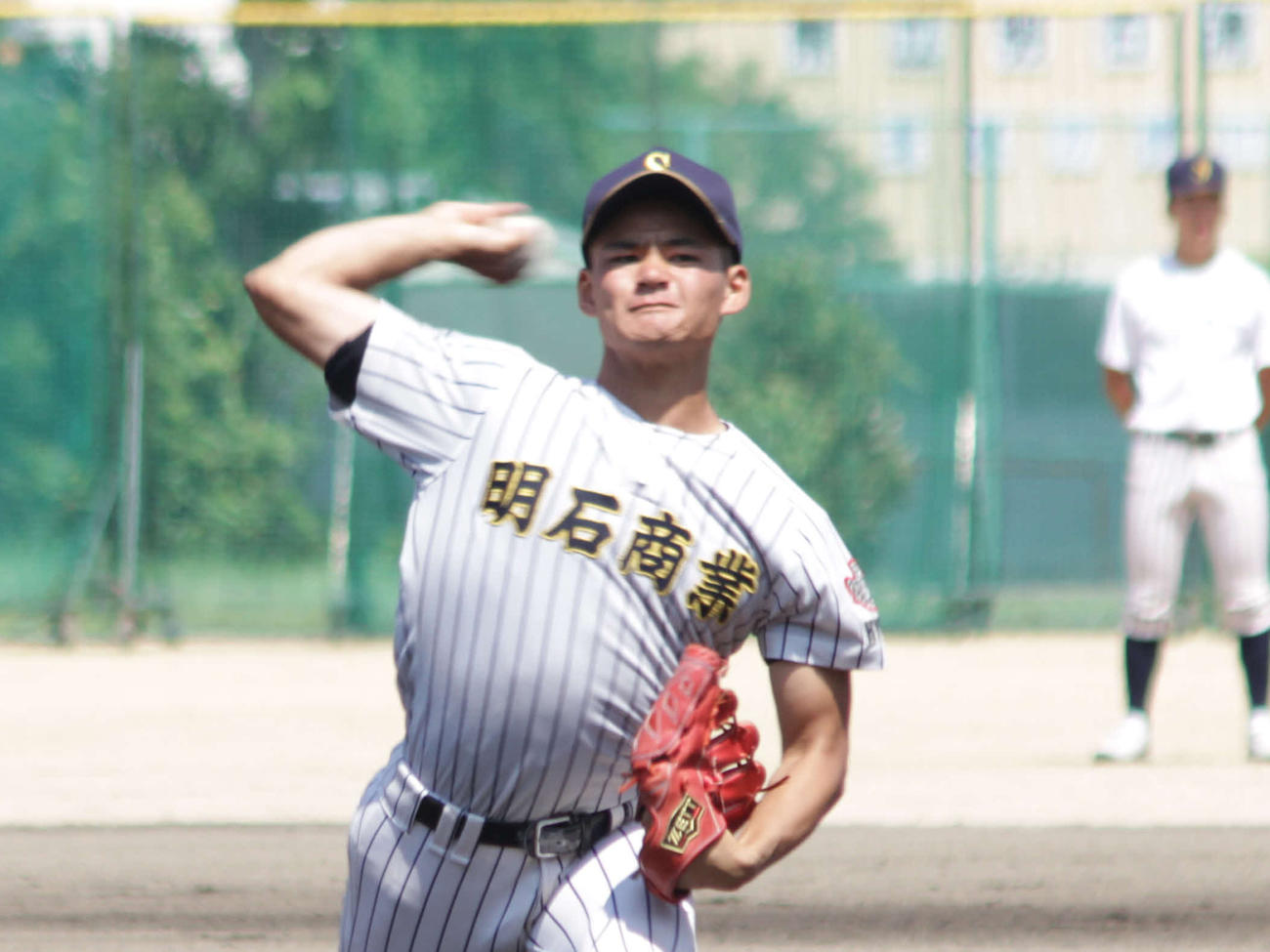 倉敷商との練習試合で力投する明石商のエース中森（撮影・酒井俊作）