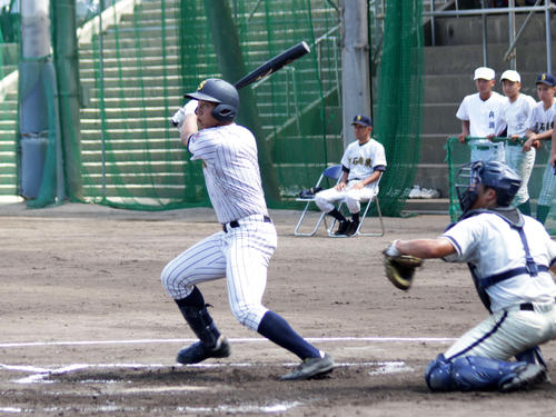 倉敷商との練習試合で1回裏に左翼線二塁打を放つ明石商・来田（撮影・酒井俊作）