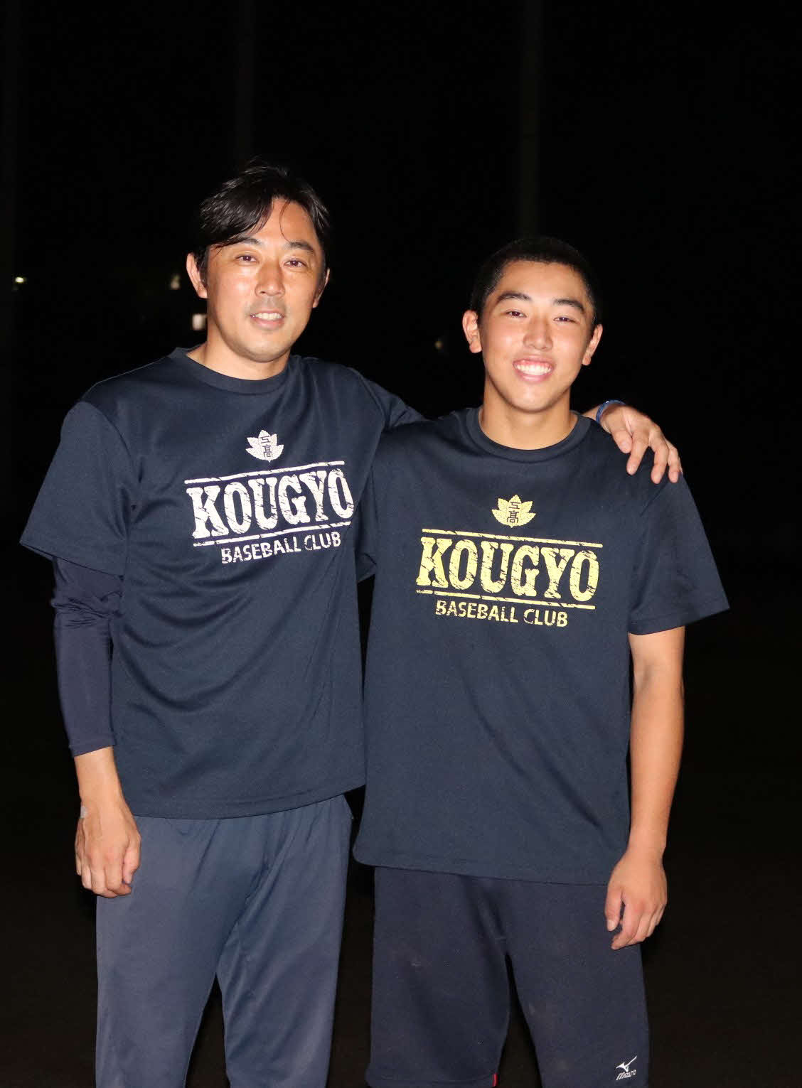 肩を組む父山村宏樹さん（左）と貫太（2020年7月10日撮影）