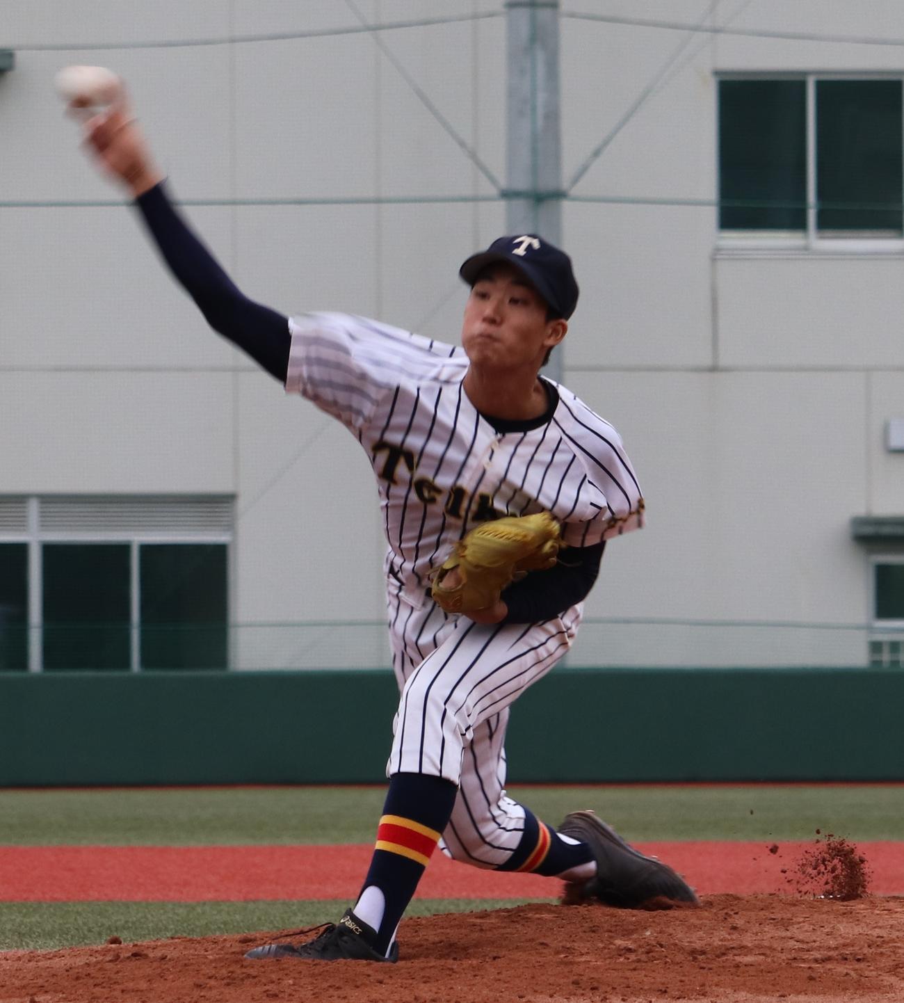 帝京対聖パウロ学園　先発で投げる帝京・安川（撮影・古川真弥）