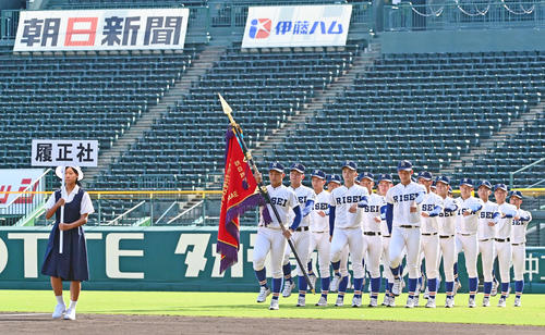 20年9月19日、優勝旗返還式で甲子園のグラウンドを行進する履正社ナイン