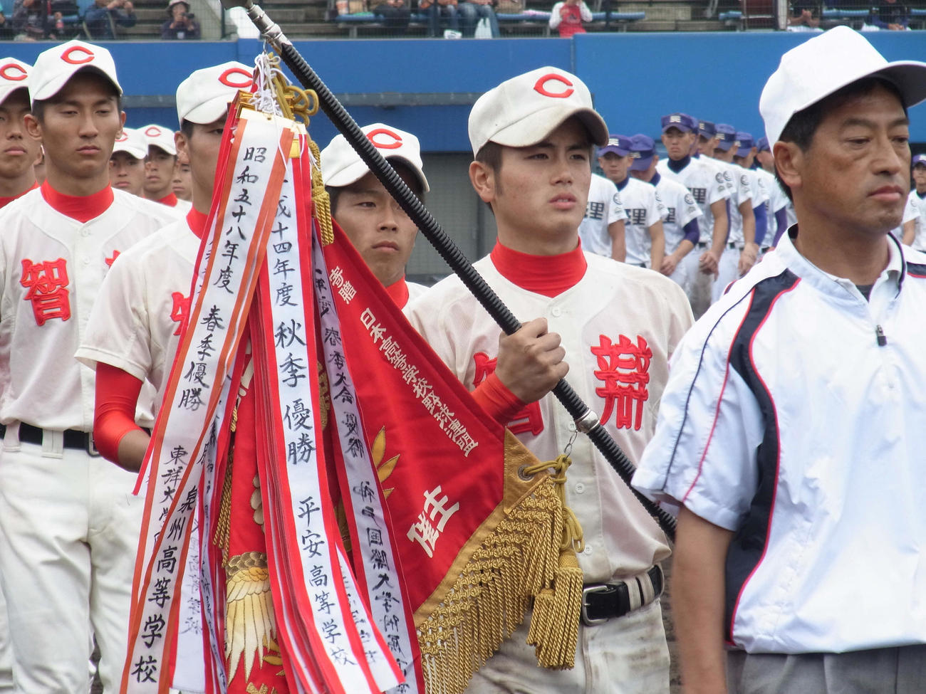 2011年11月6日　近畿大会で初優勝し、中道主将を先頭に場内を行進する智弁学園ナイン